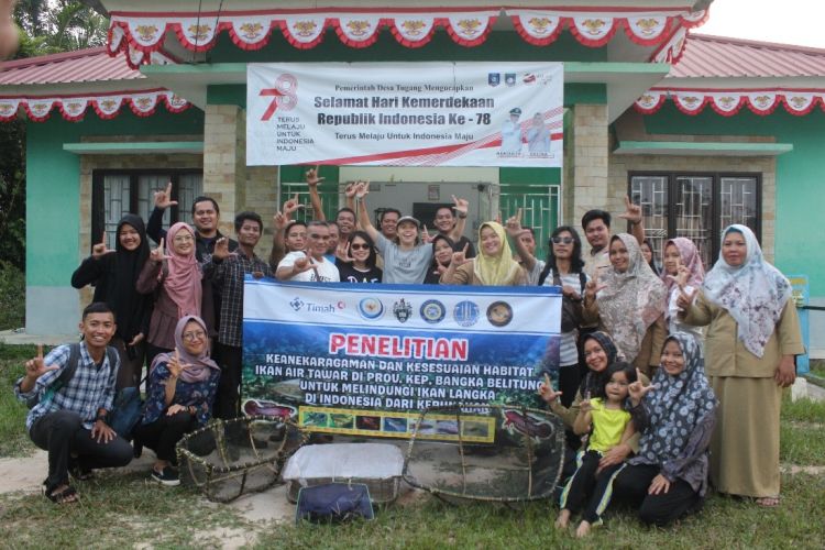 Dr Josie South (centre) and team from Universitas Airlangga, Universitas Bangka-Belitung and NGO The Tangokkers in Indonesia after outreach events and fish surveying on Bangka Island