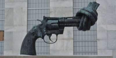 Knotted Gun sculpture in front of the UN headquarters in NYC